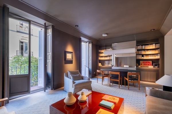 Contemporary elegance in Justice