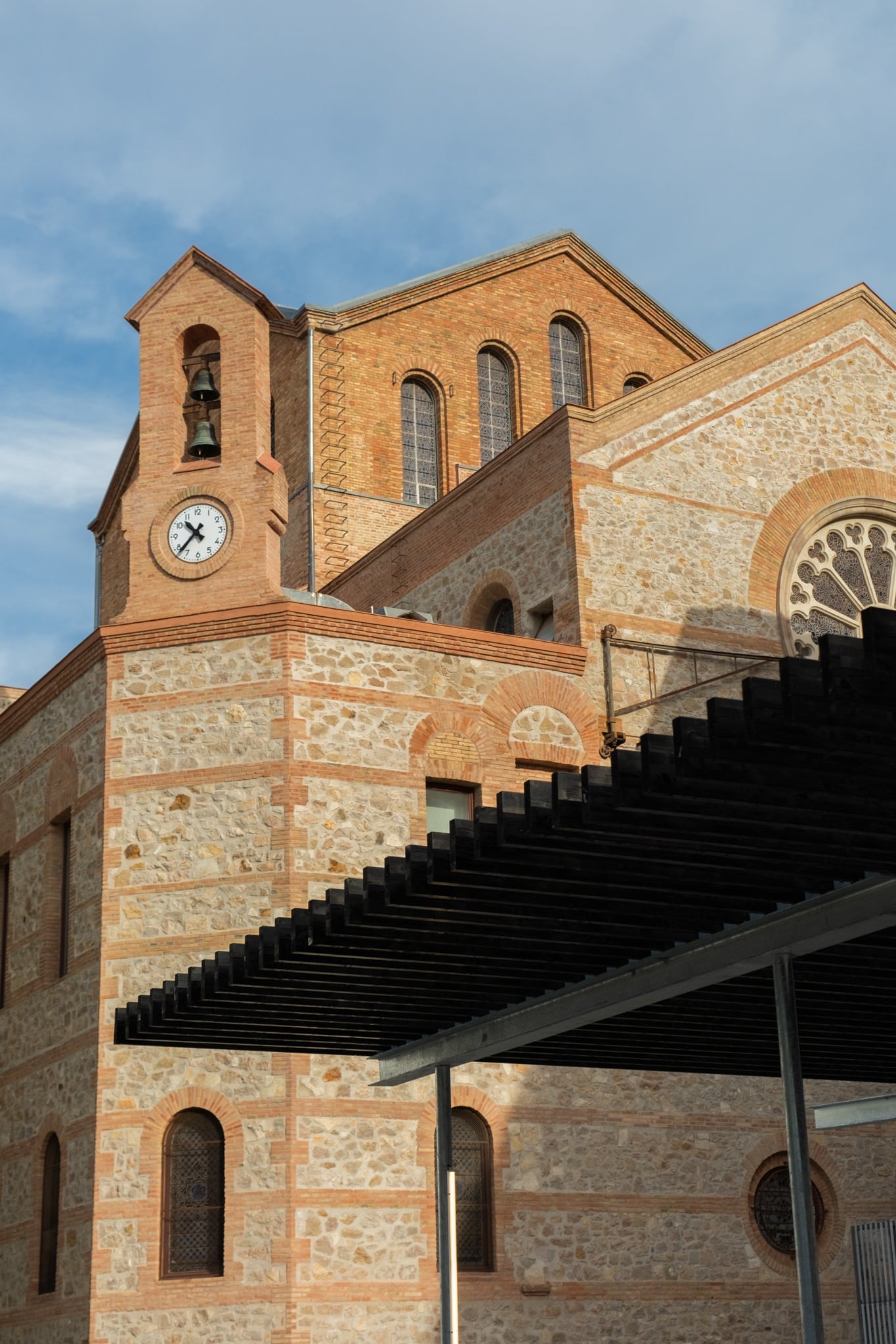 Una sombra improbable pavilion in Barcelona’s Plaça Joan Coromines