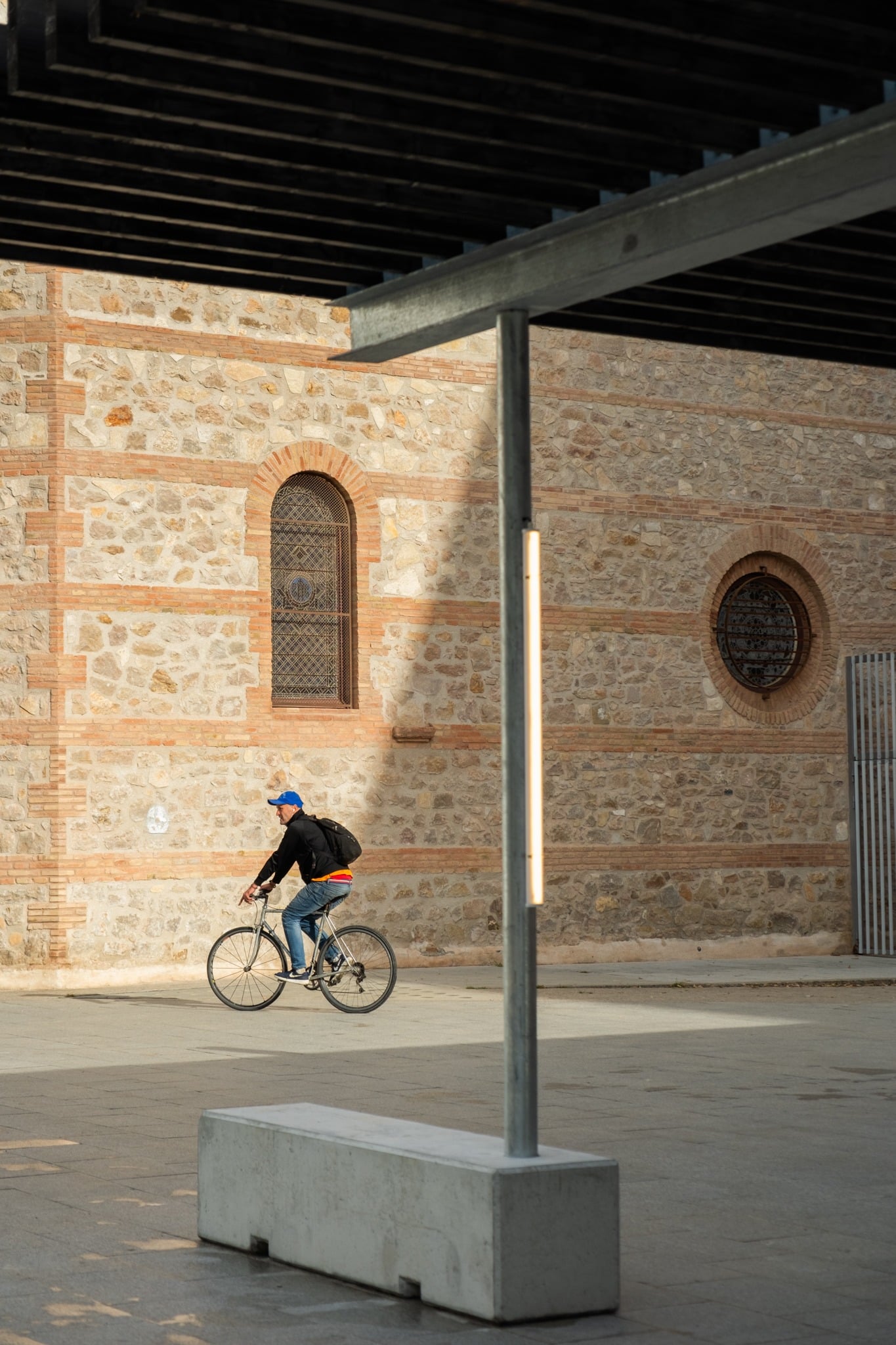 Una sombra improbable pavilion in Barcelona’s Plaça Joan Coromines