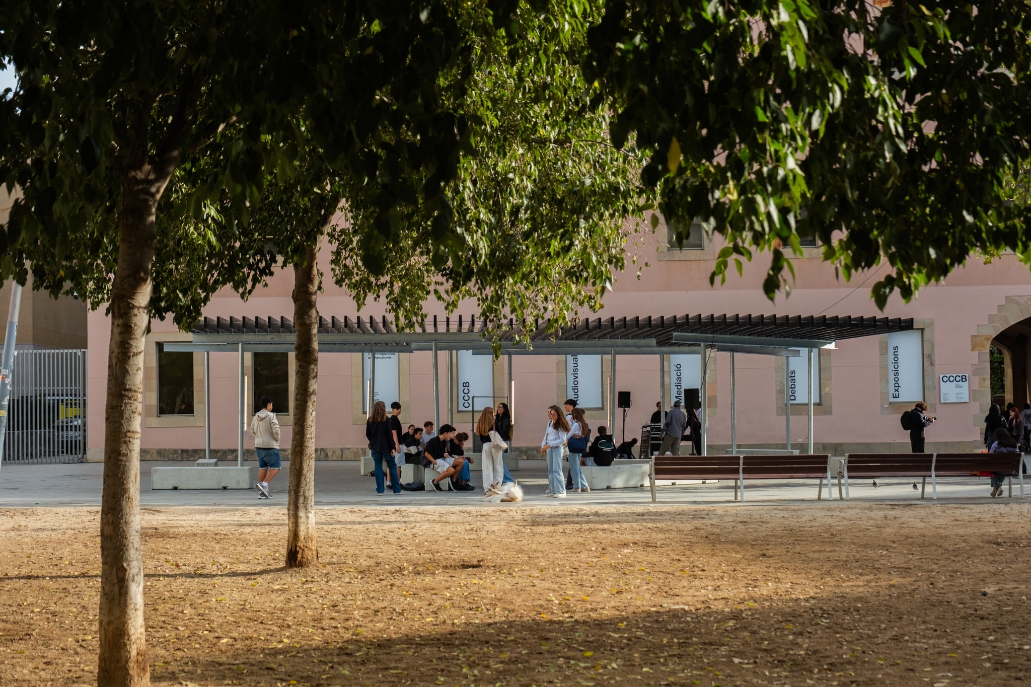 Una sombra improbable pavilion in Barcelona’s Plaça Joan Coromines